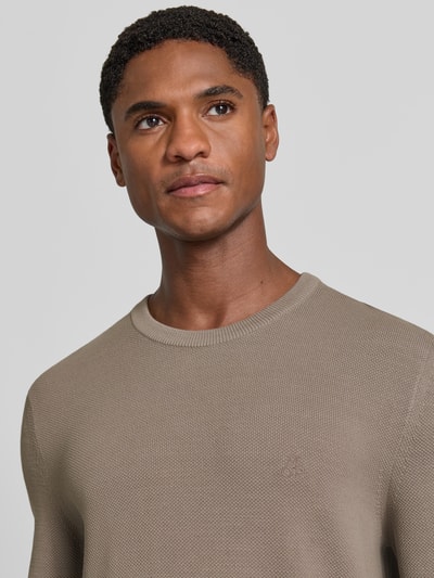 Männermodel trägt Regular Fit pullover aus puur katoen van Marc O'Polo in beige, fijne structuur, Nahaufnahme Oberkörper, Heren pullover