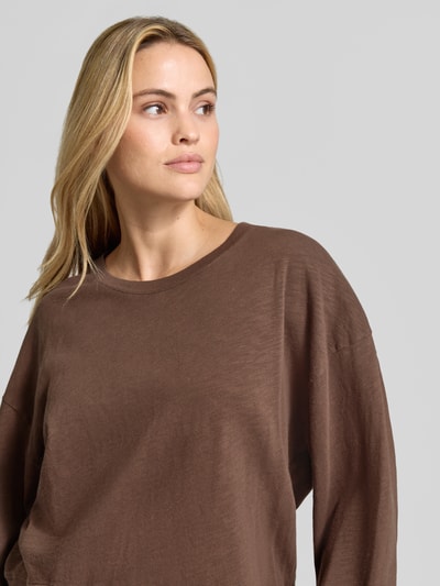 Frauenmodel trägt Relaxed Fit Sweatshirt aus reiner Baumwolle von American Vintage, braun, Rundhalsausschnitt, Nahaufnahme Oberkörper. Damen Sweatshirt von American Vintage, Relaxed Fit, elastische Bündchen, langärmlig, Rückenlänge bei Größe S 57 cm.