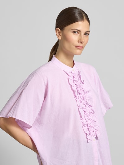 Kobiece model prezentuje Relaxed Fit bluzka z falbanami model 'DAISY' od 0039 Italy, mieszanka lnu i bawełny, stójka, długość tyłu 66 cm, długość rękawów 26 cm, zbliżenie na górną część ciała