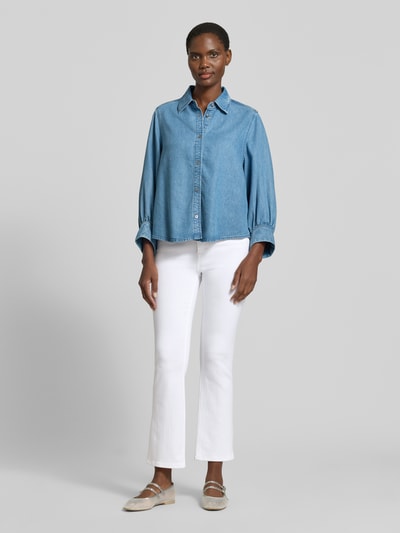 Frauenmodel trägt Jeans aus Viskose-Mix Modell 'Ashley' von MOS MOSH, Damen Jeans Slim-Fit mit Eingrifftaschen, Lyocell-Viskose-Mix, Bundweite 48 cm, Innenbeinlänge 73 cm, Ganzkörperansicht von vorne.
