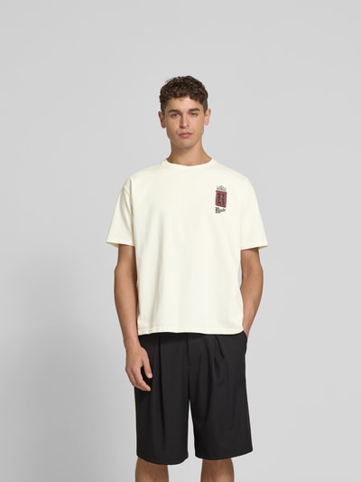 Männermodel trägt Regular Fit T-Shirt mit Label-Print von RHUDE, Herren T-Shirt aus reiner Baumwolle, Rundhalsausschnitt, Vorderansicht Ganzkörperansicht.