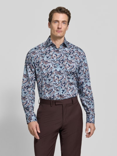 Mannenmodel draagt Comfort Fit zakelijk overhemd uit puur katoen model 'New Kent' van OLYMP, Heren zakelijk overhemd, Ganzichaam van voren