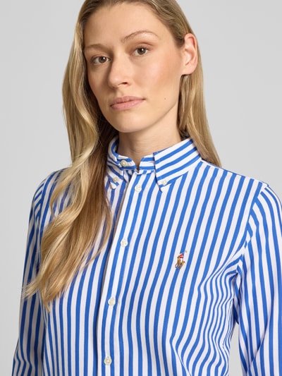 Vrouwenmodel draagt Hemdbluse mit Knopfleiste van Polo Ralph Lauren, blauw-wit gestreept, pure katoen, regular fit, button-downkraag, knoopsluiting, label-stitching, borststuk detail, close-up bovenlichaam.
