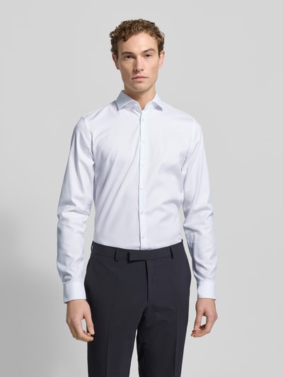 Männermodel draagt Slim Fit Businesshemd met extra lange mouw van Jake*s, puur katoen, Kentkraag, knoopsluiting. Ganzkörperansicht van voren.