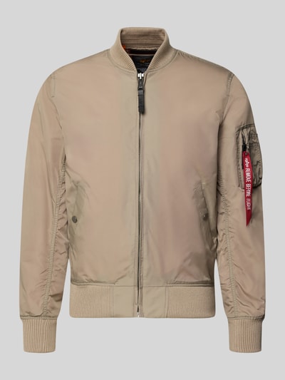 Produktfoto, Regular Fit Jacke mit Stehkragen von Alpha Industries w kolorze beżowym, krój regular fit, kieszeń na ramieniu, kieszenie boczne, zamek błyskawiczny, elastyczne wykończenia, długość tyłu w rozmiarze M: 66 cm, szerokość ramion w rozmiarze M: 48 cm, szerokość klatki piersiowej w rozmiarze M: 54 cm, długość rękawa w rozmiarze M: 68 cm