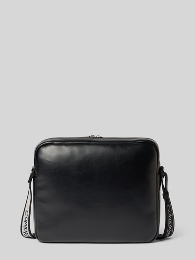 Produktfoto, schwarze Laptoptasche mit Label-Schriftzug Modell 'BOLD LOGO WEBBING LAPTOP' von CK Calvin Klein für Herren vor grauem Hintergrund