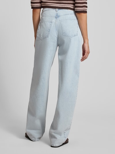 Frauenmodel trägt Wide Fit Jeans im 5-Pocket-Design Modell 'Parwana' von Gestuz, helle Baumwolle, Ganzkörperansicht Rückansicht.