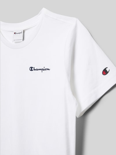 Produktfoto, weißes T-Shirt mit Label-Stitching und Rundhalsausschnitt von CHAMPION, glatte Struktur, kurze Ärmel, Größe 140, Rückenlänge 55 cm
