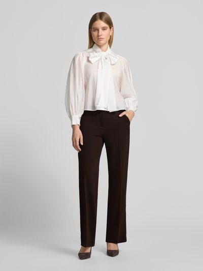 Männermodel trägt Wide Leg Hose mit Eingrifftaschen Modell 'Hillda' von Stehmann, schwarz, locker geschnitten, Damen Weite Hose, Ganzkörperansicht von vorne