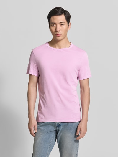 Männermodel trägt Regular Fit T-Shirt mit Rundhalsausschnitt Modell 'Devon' von American Vintage in Rosa, reine Baumwolle, Ganzkörperansicht von vorne.