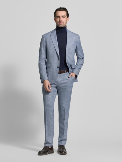 Männermodel trägt Regular Fit Anzug aus Viskose-Mix Modell 'Dalotti' von CINQUE in hellblau mit Reverskragen, Ganzkörperansicht von vorne.