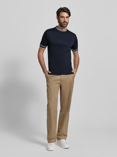 Männermodel draagt Slim Fit T-shirt uit pure katoen Model 'TESSLER 202' van BOSS, look: effen, labeldetail, ronde hals, korte mouw, geribd, heren T-shirt, puur katoen. Ganzkörperansicht von voren.