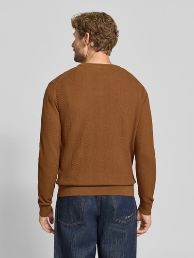 Männermodel trägt Regular Fit Pullover aus Baumwoll-Woll-Mix von GANT in Braun mit feiner Struktur, Ganzkörperansicht Rückansicht.