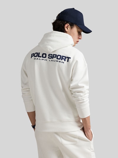 Männermodel trägt Relaxed Fit Hoodie aus Baumwoll-Mix von Polo Ralph Lauren in Unifarbe mit Label Print, Sweat-Textur, Ganzkörperansicht Rückansicht.