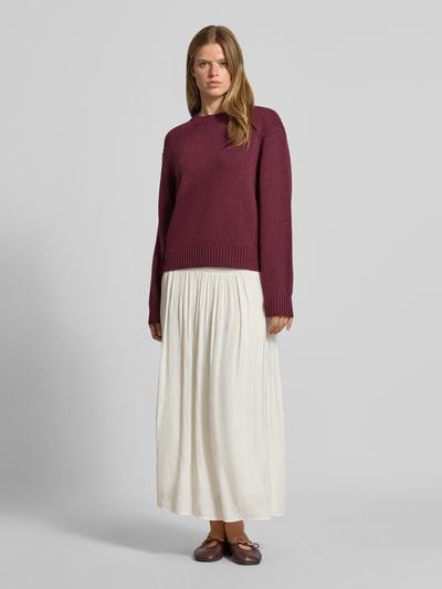 Frauenmodel trägt Relaxed Fit Pullover aus Baumwoll-Mix in Strick-Optik von NOISY MAY®, bordeaux, Rippbündchen, Ganzkörperansicht von vorne.
