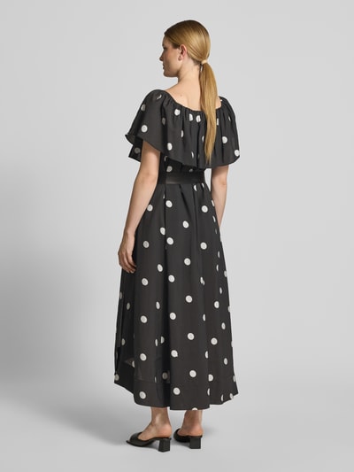 Frauenmodel trägt Midikleid mit Gürtel und Carmen-Ausschnitt Modell 'FIE' von Copenhagen Muse, schwarz mit weißen Punkten, Lyocell-Mix, taillierter Schnitt, Rückansicht Ganzkörperansicht.