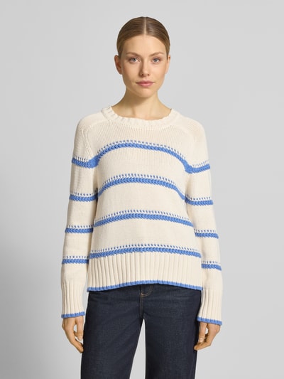 Frauenmodel trägt Strickpullover mit Streifenmuster Modell 'Rola Bine' von MOS MOSH, cremefarben, blaue Streifen, vorne, Nahaufnahme Oberkörper