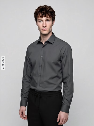 Männermodel trägt Comfort Fit Businesshemd aus reiner Baumwolle von OLYMP, Farbe Dunkelgrau, glatte Textur, Ganzkörperansicht von vorne, Herren Businesshemd von OLYMP Luxor, KI-modifiziertes Bild.