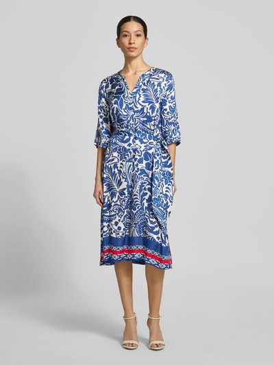 Frauenmodel trägt Tunikakleid aus Viskose mit Bindegürtel von WHITE LABEL, taillierter Schnitt, Allover-Look, Midikleid, Ganzkörperansicht von vorne.