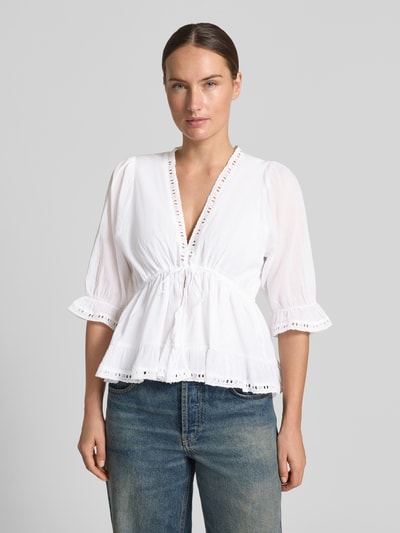 Frauenmodel trägt weiße Bluse mit Lochstickerei und Schnürung Modell 'ADELIA' von Neo Noir aus Baumwolle, tailliert, Ganzkörperansicht von vorne.
