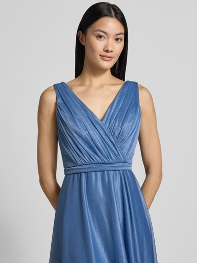 Frauenmodel trägt Abendkleid mit Glitzer-Mesh von TROYDEN COLLECTION in Blau mit V-Ausschnitt und taillierter Passform, Nahaufnahme Oberkörper.