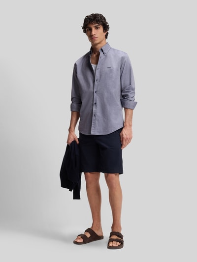 Männermodel trägt Regular Fit Freizeithemd aus Oxford-Baumwolle Modell 'RICKERT' von BOSS Orange in Melange-Optik, Ganzkörperansicht von vorne.