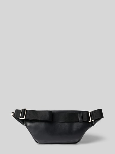 Produktfoto, Waistbag in Leder-Optik Modell 'Raised' von CK Calvin Klein, schwarze Farbe, breite 31 cm, silberne Metall-Details, Struktur-Optik, verstellbarer Schulterriemen, sichtbares Reißverschlussfach vorne