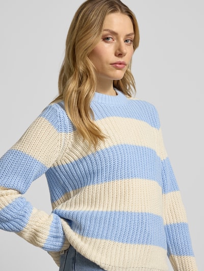 Frauenmodel trägt Strickpullover mit gerippten Abschlüssen Modell 'REMONE' von Soyaconcept, blau-creme gestreift, lockerer Schnitt, Nahaufnahme Oberkörper.