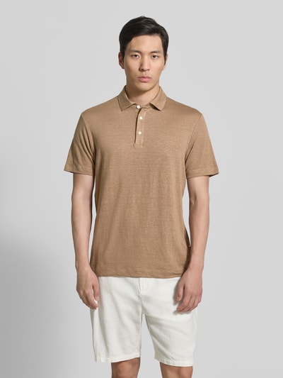 Männermodel trägt Slim Fit Poloshirt aus Leinen-Elasthan-Mix von OLYMP Level Five, Knopfleiste, 1/2-Arm, braun, Ganzkörperansicht von vorne.