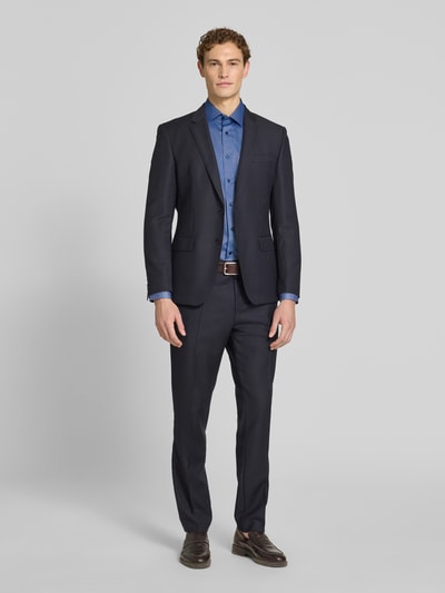 Männermodel trägt Modern Fit Business-Hemd mit Kentkragen und Brusttasche von OLYMP, reine Baumwolle, dunkelblau, Ganzkörperansicht von vorne.