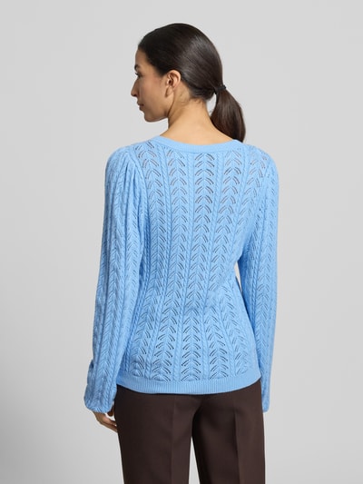 Frauenmodel trägt Strickjacke mit gerippten Abschlüssen Modell 'Clarry' von FREE/QUENT, hellblau, Regular Fit, Rückenansicht.