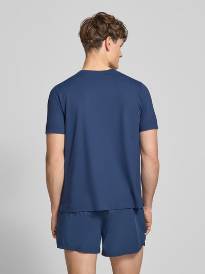 Männermodel trägt Herren T-Shirt mit Strukturmuster Modell 'TELLER TEE' von Ellesse, Material-Mix mit Stretch-Anteil, Regular-Fit, Rückansicht