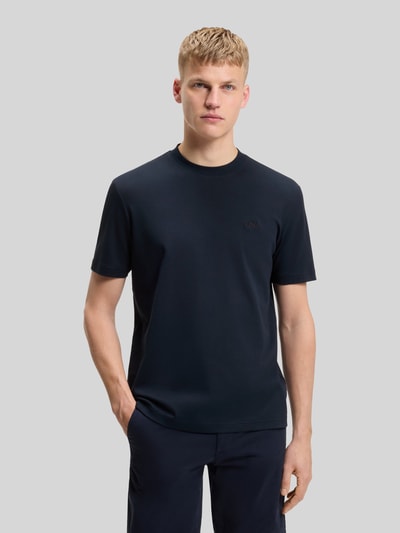 Männermodel trägt Regular Fit T-Shirt aus reiner Baumwolle Modell 'TE_INTERLOCK' von BOSS Orange, Optik: Unifarben, Label-Stitching-Applikation in Dunkelblau, Jersey-Material, Rundhals-Ausschnitt, Kurzarm, Ganzkörperansicht von vorne.