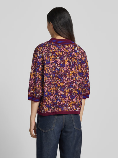 Frauenmodel trägt Relaxed Fit Pullover aus Viskose-Mix Modell 'KARTOS' von Essentiel Antwerp in Lila mit buntem Blumenmuster, Ganzkörperansicht Rückansicht. Damen Pullover von Essentiel Antwerp.