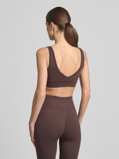 Frauenmodel trägt Regular Fit Bustier mit Logo-Detail von aim'n aus Elastischer-Material-Mix in Braun, elastischer Bund, Ganzkörperansicht Rückansicht.