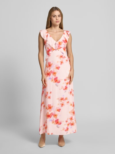 Frauenmodel trägt Maxikleid aus Reine Viskose mit A-Linie, V-Ausschnitt und Volants, Modell 'Callindra' von mbyM, Ganzkörperansicht von vorne. Rückenlänge bei Größe S: 111 cm, Brustweite bei Größe S: 34 cm. Pastellrosa mit abstrakten orange-pinken Mustern, glatte Textur.