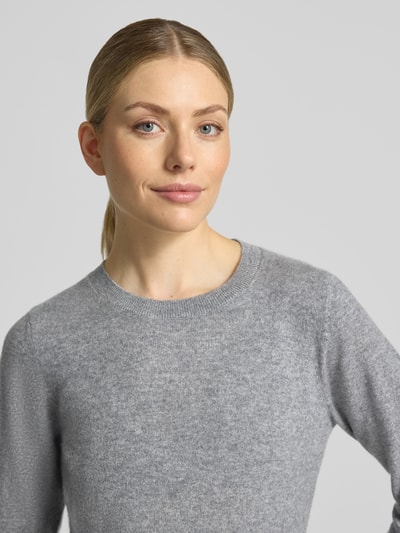 Modelka kobieca ma na sobie Slim Fit Strickpullover aus reinem Kaschmir od Christian Berg Woman, szary kaszmir, krój slim fit, elastyczne wykończenia, długość tyłu w rozmiarze S: 54 cm, długość rękawów w rozmiarze S: 65 cm, sweter z dzianiny, zbliżenie na górną część ciała