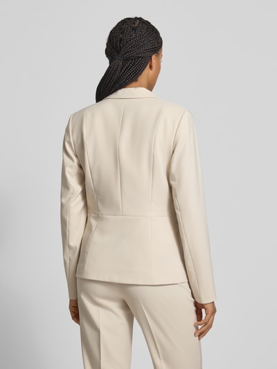 Frauenmodel trägt Slim Fit Blazer mit Reverskragen von Betty Barclay aus Material-Mix mit Stretch-Anteil, Farbe Beige, AufgesetzteTaschen, Rückenlänge 61 cm, Ganzkörperansicht Rückansicht.