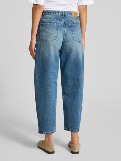 Vrouwenmodel draagt Straight Fit jeans in verkorte pasvorm model 'VEYRA' van Samsøe Samsøe, puur katoen, 5-pocketmodel, knoop- en ritssluiting, bandwijdte maat 27/32: 37 cm, binnenbeenlengte maat 27/32: 71 cm, volledig zicht van achteren