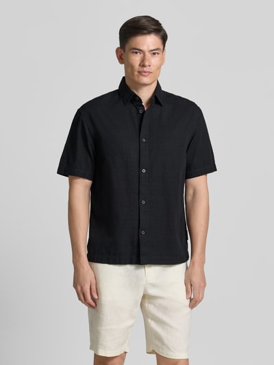 Männermodel trägt Loose Fit Freizeithemd aus reiner Baumwolle von Tom Tailor Denim, Optik: Unifarben, Kentkragen, Kurzarm, Ganzkörperansicht von vorne