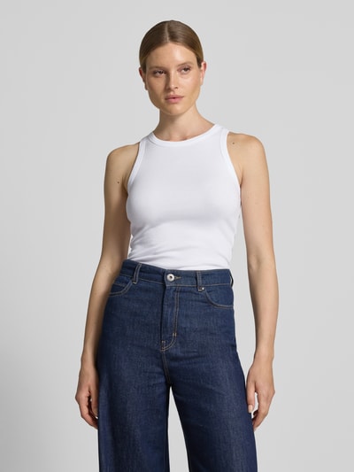 Frauenmodel trägt weißes Slim Fit Tank Top aus Baumwoll-Mix Modell 'FRAGOLA' von MAX&Co., kombiniert mit blauer Jeans, Ganzkörperansicht von vorne.
