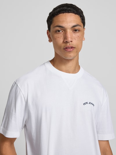 Männermodel trägt weißes Regular Fit T-Shirt aus reiner Baumwolle Modell 'John Tee' von Pepe Jeans, Herren T-Shirt, Nahaufnahme Oberkörper.