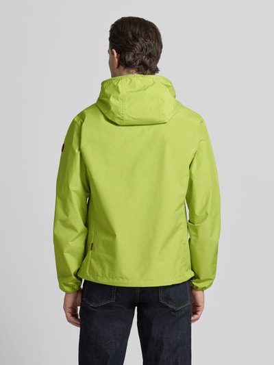 Männermodel draagt Jacke mit Zweiwegereißverschluss Modell 'Zayn' van SAVE THE DUCK in limegroen, regular fit, rugaanzicht, met capuchon, steekzakken met rits, ruglengte 70 cm, schouderbreedte 47 cm, borstwijdte 57 cm, mouwlengte 68 cm.