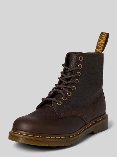 Productfoto, donkerbruine Schnürboots aus echtem Leder Modell 'Pascal' van Dr. Martens, afgeronde vorm, structuurpatroon, profielzool, labeldetail, vetersluiting, hakhoogte 4 cm, schachthoogte 14 cm, schachtwijdte 11 cm