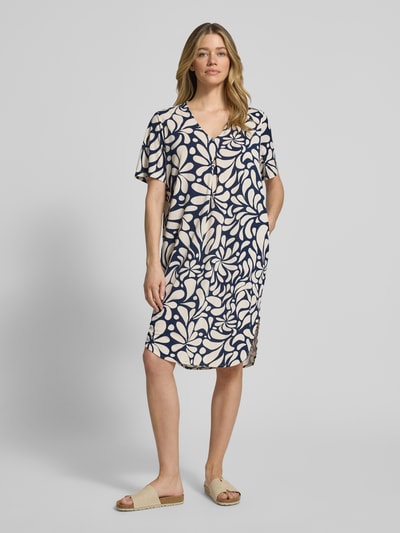 Frauenmodel trägt Knielanges Kleid mit V-Ausschnitt Modell 'Floy' von FREE/QUENT, Blau-Creme Muster, Straight Fit, Ganzkörperansicht von vorne.