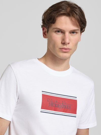 Männermodel trägt Regular Fit T-Shirt mit Logo-Print Modell 'Buster' von JACK & JONES aus Reine Baumwolle, Nahaufnahme Oberkörper.