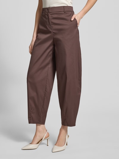 Frauenmodel trägt Stoffhose mit französischen Eingrifftaschen von Christian Berg Woman Selection aus Baumwoll-Mix mit Stretch-Anteil, Barrel Fit, Haken- und Reißverschluss, Farbe Braun, glatte Oberfläche, Ganzkörperansicht von vorne.