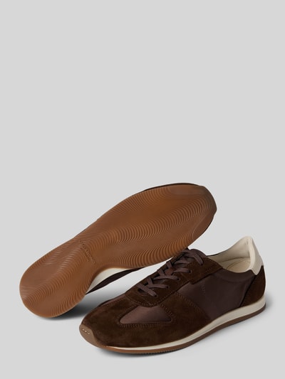 Produktfoto, Low Top Sneaker aus Rindsleder-Textil-Mix Modell 'YASMIN' von Vagabond, brązowy welur, skórzana faktura, okrągły nosek, płaska podeszwa, tłoczone logo, sznurowanie, strukturyzowana podeszwa, prawdziwa skóra bydlęca, optyka skóry