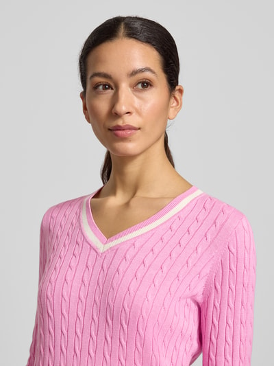 Vrouwenmodel draagt 'Slim Fit Longsleeve in Strick-Optik' van Christian Berg Woman in roze, katoenmix met V-hals, Nahaufnahme bovenlichaam.