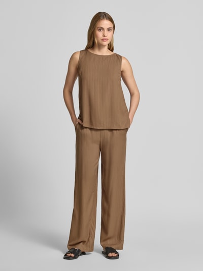 Frauenmodel trägt Wide-Leg-Pants mit elastischem Bund Modell 'INA' von Vila aus Reine Viskose im ausgestellten Schnitt, Eingrifftaschen, Ganzkörperansicht von vorne.
